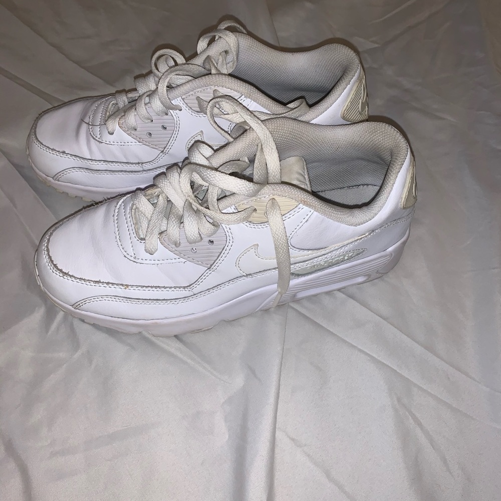 White Nike Air Max 90